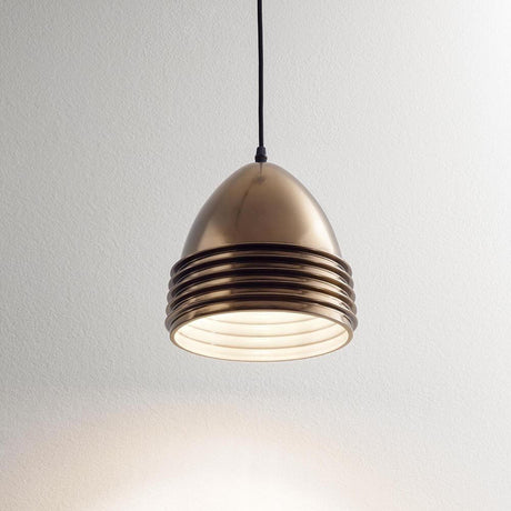 Gavia pendel i metal i elegant guldfarvet design med stribet overflade.