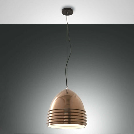 Gavia pendel lavet af metal i et elegant design, ideel til moderne opholdsrum.