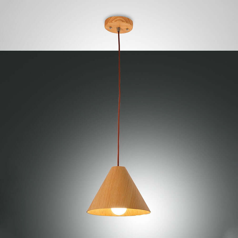 Pendellicht Esino Walnuss hängend im modernen Design aus Holz mit warmem Licht.