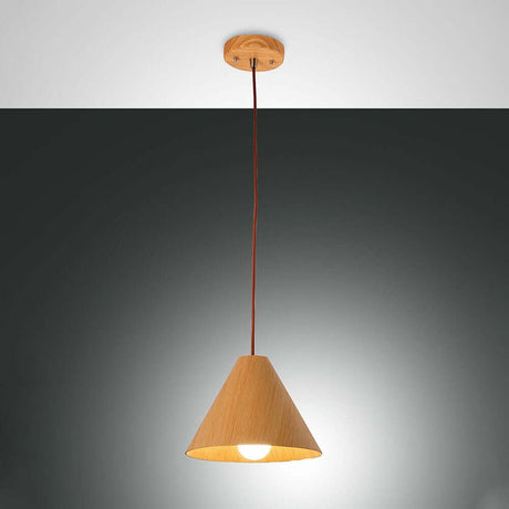 Luminaire suspendu Esino noyer en suspension dans un design moderne en bois avec une lumière chaleureuse.