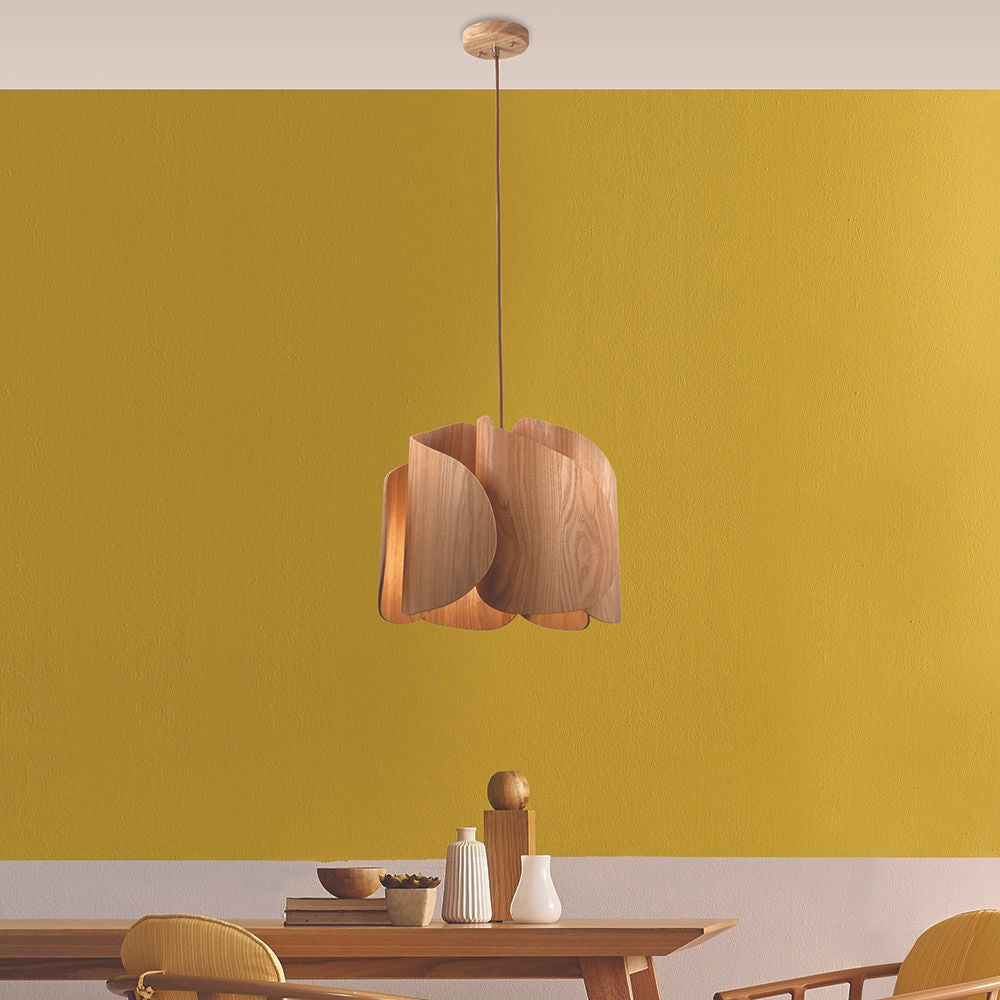 Pevero Pendelleuchte aus Eschenholz mit gebogener Form, sorgt für blendfreies Licht und attraktives Licht-Schattenspiel.