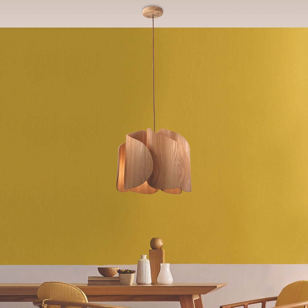 Pevero Pendelleuchte Massiv-Holz in extravagant-gebogener Form, blendfreies Licht und schönes Licht-Schattenspiel.