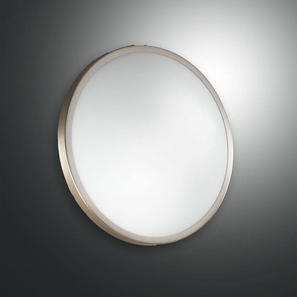 Plaza Deckenlampe aus Metall, runde Wandlampe mit elegantem Design und neutralen Farben.