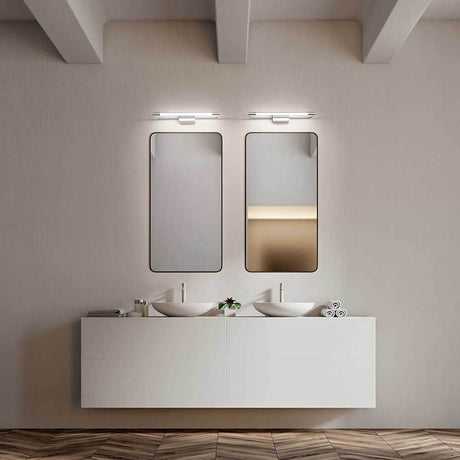 Moderne Badezimmeransicht mit Rapallo LED Wandleuchte über zwei Spiegeln und eleganten Waschbecken.