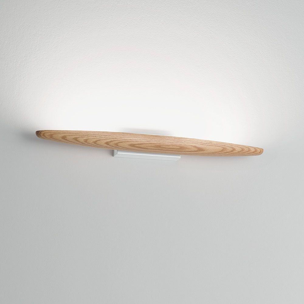 Ribot LED Eichenholz Wandleuchte in eleganter Schiffchenform mit Dimm-Funktion und LED-Beleuchtung.