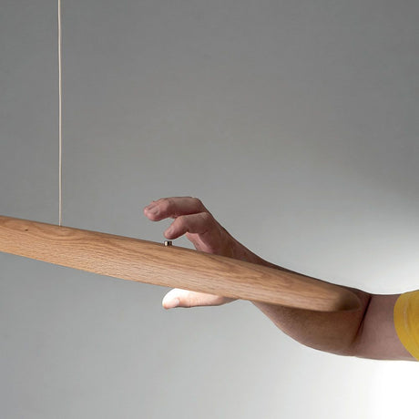 Ribot LED Pendelleuchte aus Eichenholz mit Tastdimmer in Schiffchenform, stufenlos dimmbar.