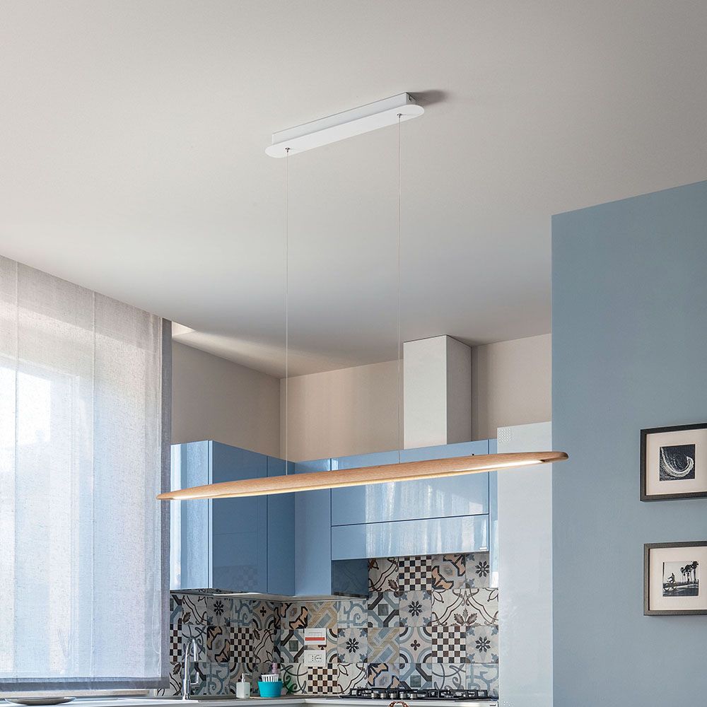 Moderner Ribot LED Pendelleuchte aus Eichenholz in Schiffchenform, ideal für stilvolle Küchenbeleuchtung.