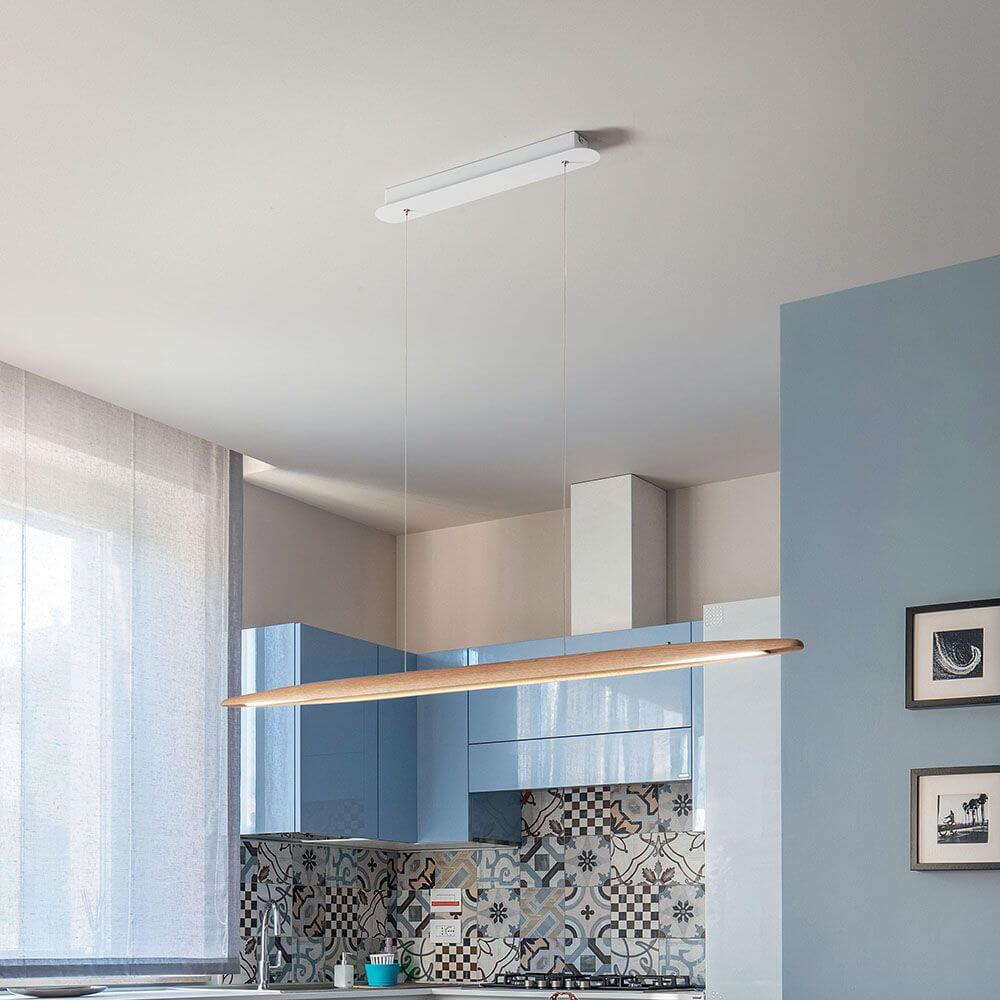 Ribot LED Pendelleuchte 130cm Eichenholz in moderner Küche über blauen Schränken und dekorierten Fliesen.