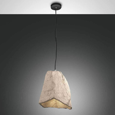 Rock Pendellampe aus Metall hängend an der Decke in modernem Wohnraum.