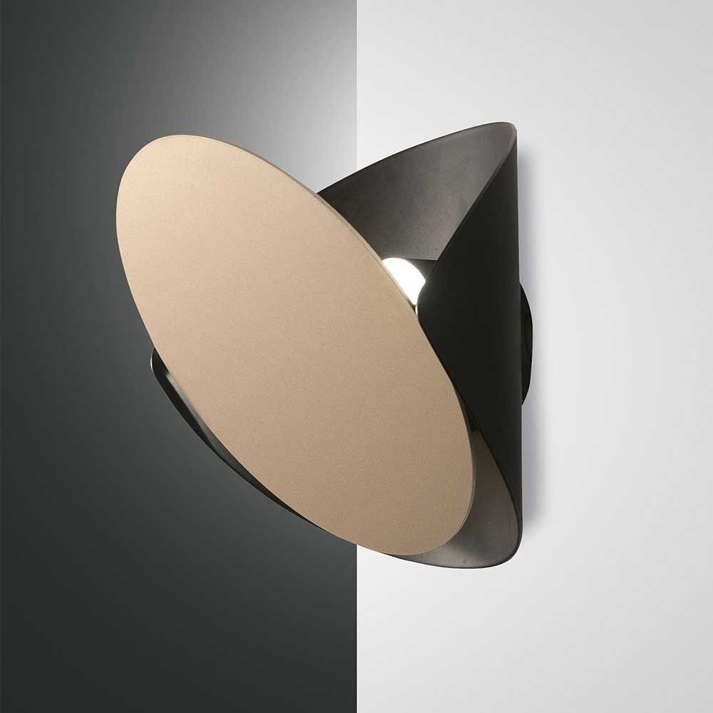 Moderne Shield LED Wandleuchte aus Metall mit einzigartigem Design und sanfter Beleuchtung.