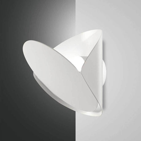 Shield LED Wandleuchte aus Metall in modernem Design, ideal für stilvolle Innenräume.