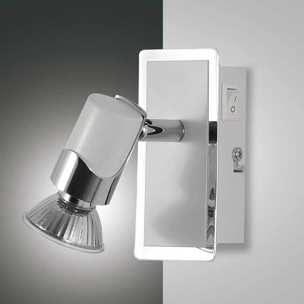 Spot Alice aus Metall mit chromatischem Design und schwenkbarem Lampenschirm in einem modernen Raum.