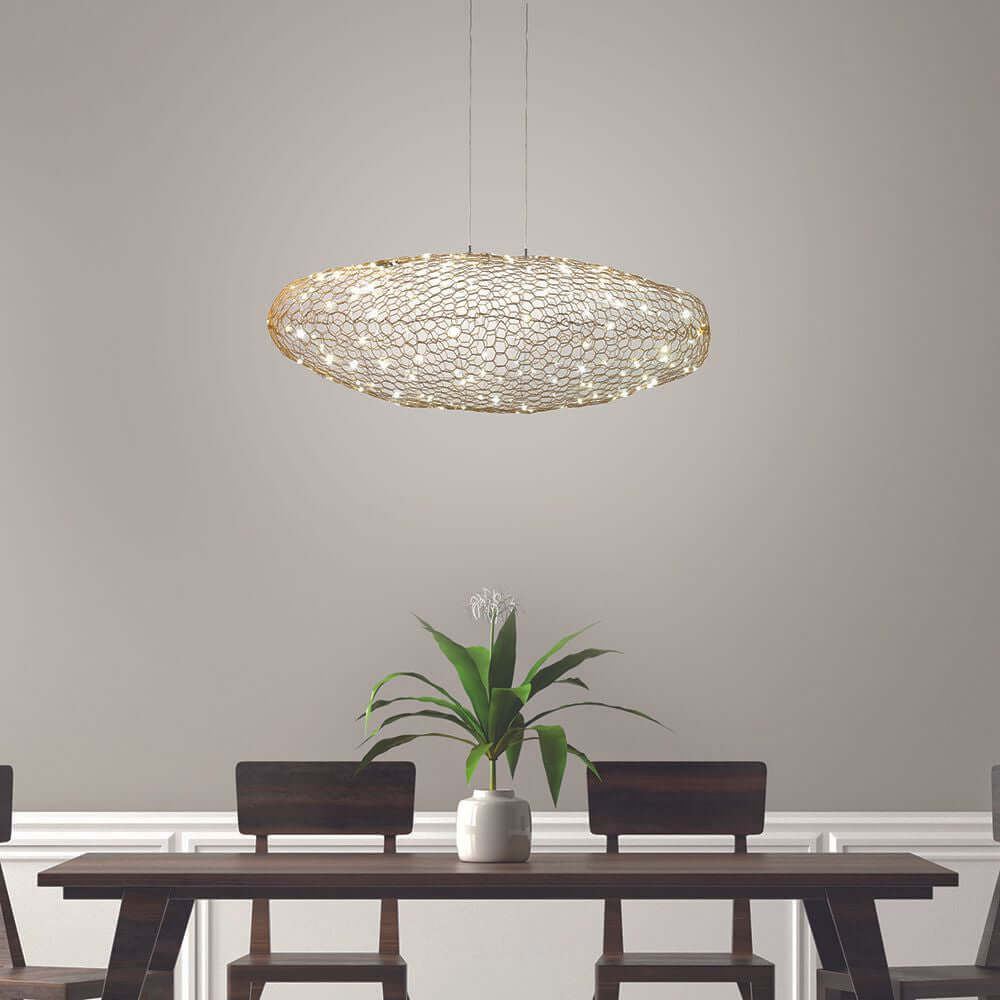 Sumter LED Hängelampe Metall im modernen Wohnraum über Esstisch mit Pflanzen.