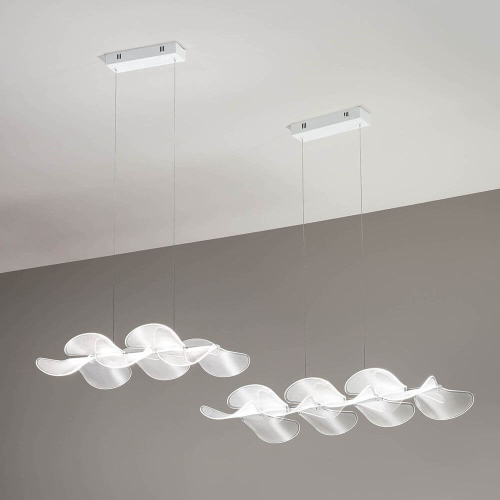 Sylvie LED Hängeleuchte Klar Gewellt mit lichtdurchfluteten Acrylflügeln in modernem Design.