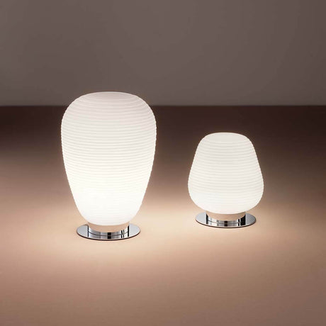 Bordlampe Cora hvit, dekorative bordlamper, stilfull belysning for stue og hyller.