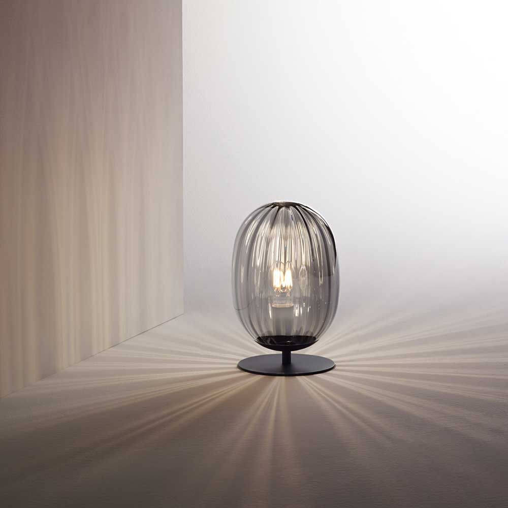 Tischleuchte Infinity Grau mit elegantem Design und sanftem Lichtstrahl, ideal für moderne Räume.