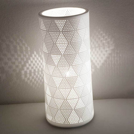 Tischleuchte Micol in Weiß - elegante Designlampe mit einzigartigem Lichtmuster und modernem Stil.