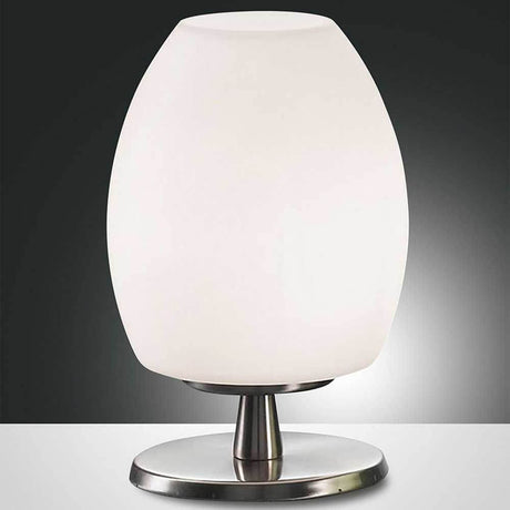 Bordlampe Rockford hvit - moderne bordlampe med elegant design og stilfull fot i metall.
