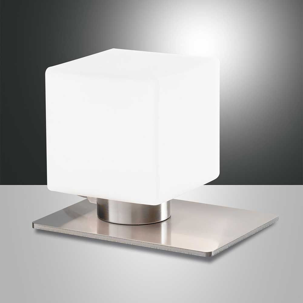 Tischlicht Zara in modernem Design mit weißem, kubischen Lampenschirm und metallischer Basis, 3000K.