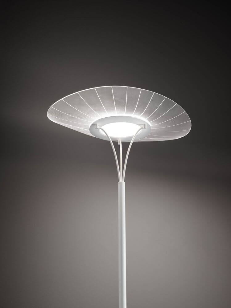 Elegante Vela LED Stehleuchte aus Metall mit modernem Design und weichem Licht.