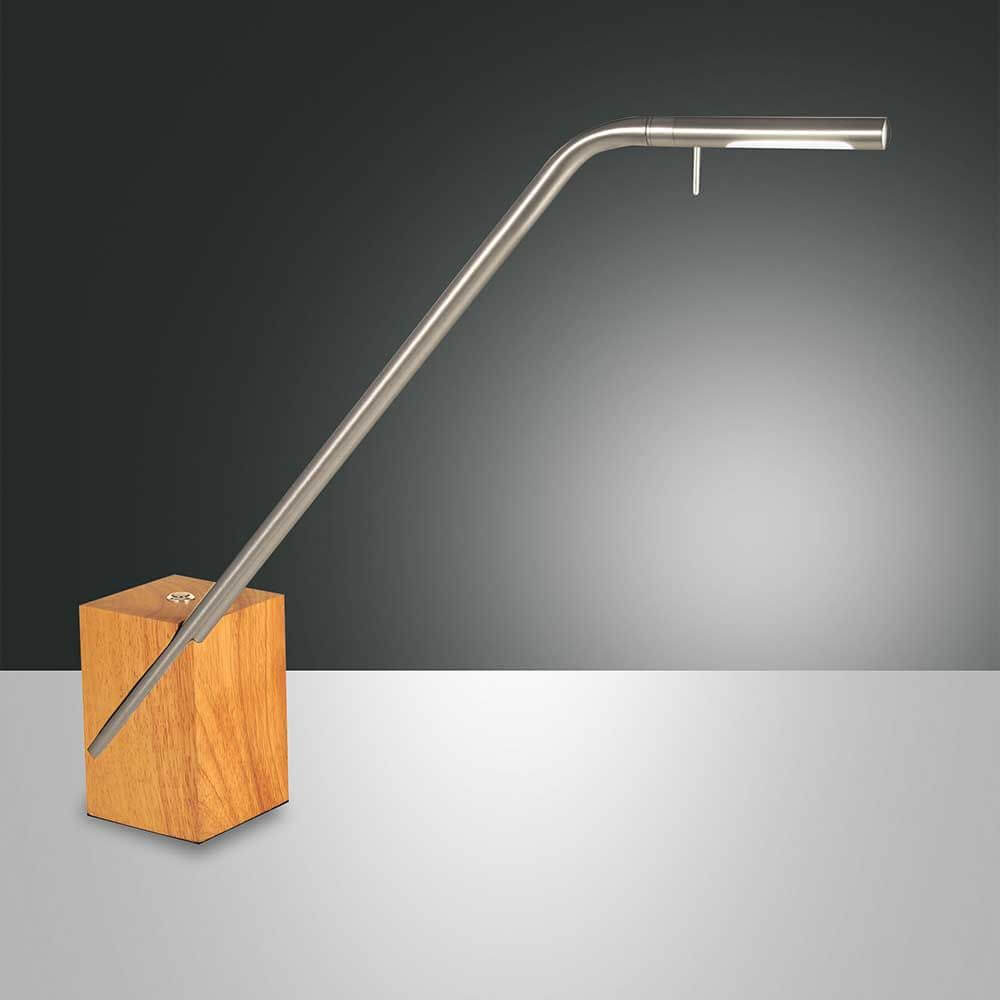Viktor LED Tischleuchte aus Metall & Holz auf modernem Schreibtisch mit Holzsockel.