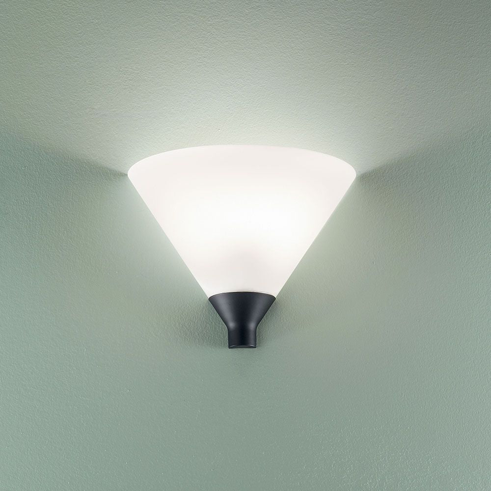 Vincent Konische Wandleuchte in elegantem Schwarz/Weiß-Design mit Opalglas-Element.