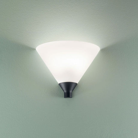 Vincent Konische Wandleuchte in elegantem Schwarz/Weiß-Design mit Opalglas-Element.