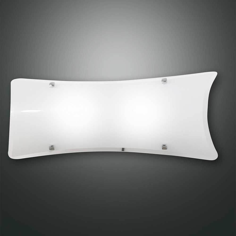 Wandleuchte Milton Weiß an einer Wand montiert mit modernem, elegantem Design.
