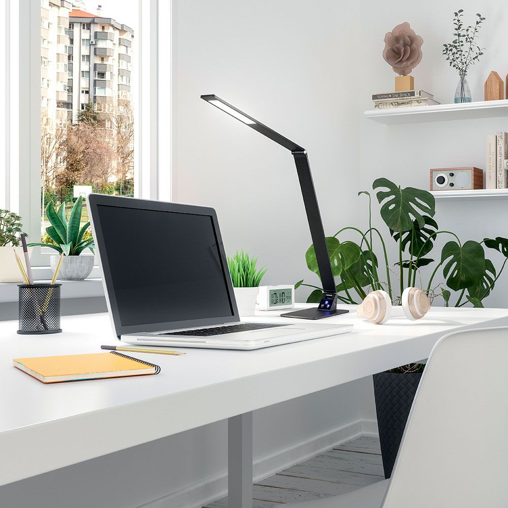 Wasp LED Tischlampe mit Touch-Dimmer auf einem modernen Schreibtisch mit Laptop, Pflanzen und Büromaterialien.