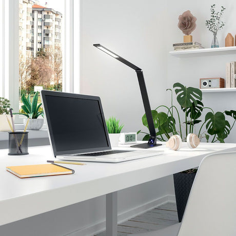Wasp LED Tischlampe mit Touch-Dimmer auf einem modernen Schreibtisch mit Laptop, Pflanzen und Büromaterialien.
