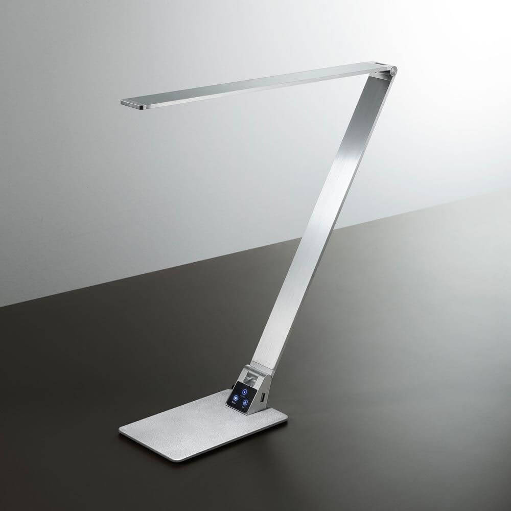 Wasp Tischleuchte Aluminium mit USB-Anschluss in modernem Design auf einem Tisch.
