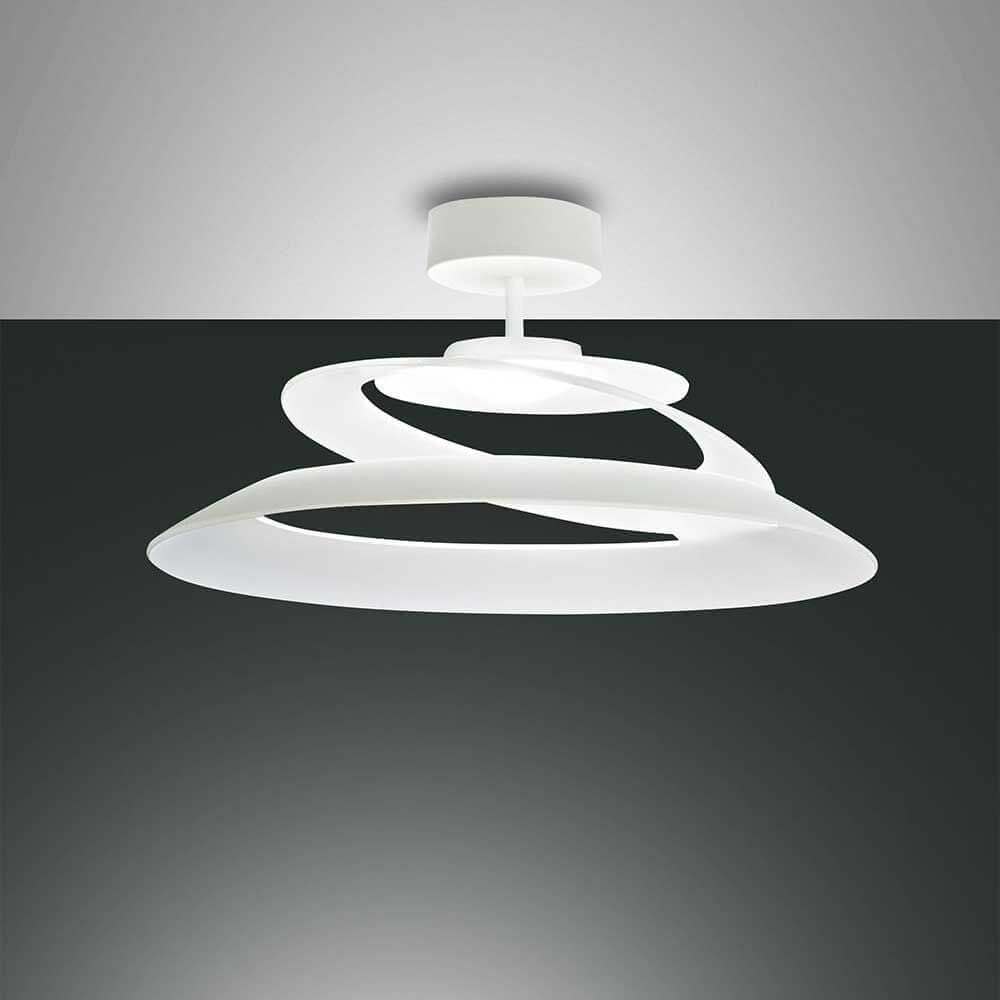Klassische LED Deckenlampe Aragon Weiß in modernem Design mit schwebenden Lampenschirmen.