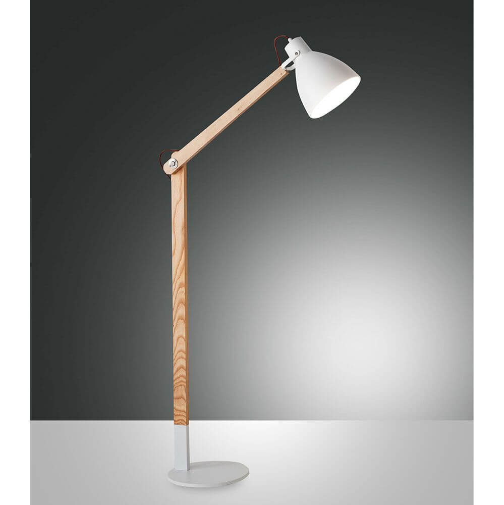 Klassische Leseleuchte Sveva mit modernem Design und Holzfuß, ideal für gemütliche Leseecken.