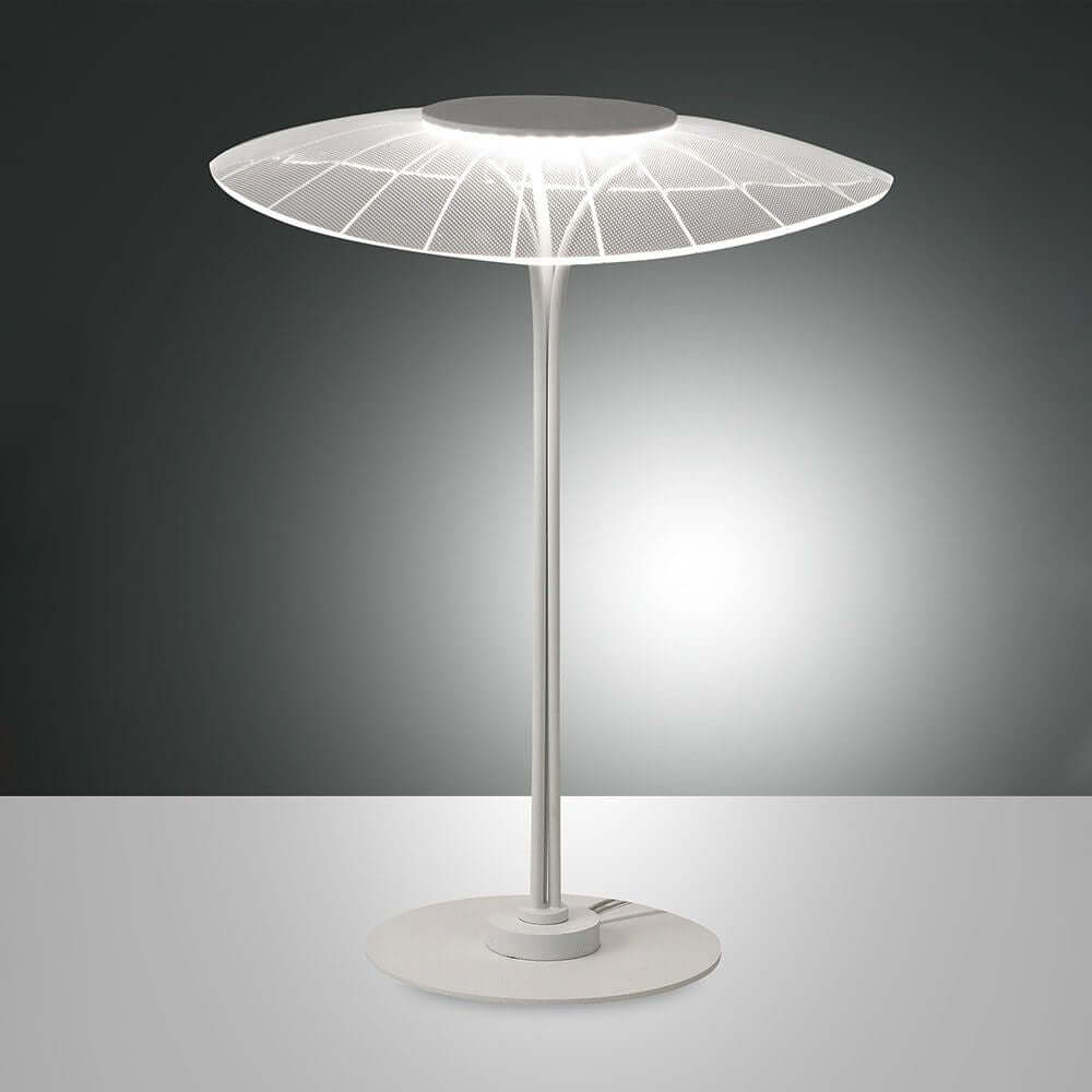 moderne LED Tischlampe Vela Weiß auf einem Tisch mit modernem Design und leuchtendem Licht.