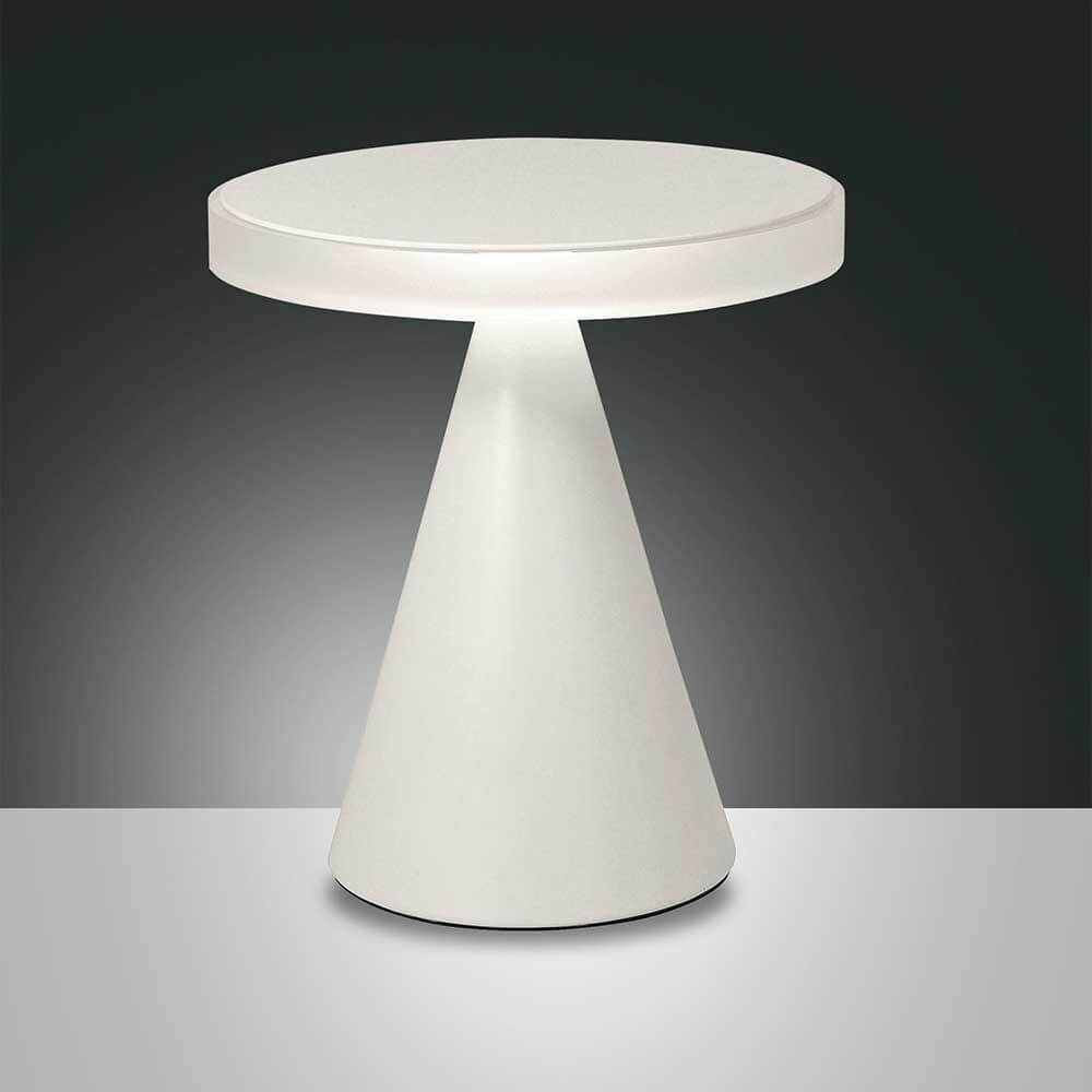 moderne LED Tischleuchte Neutra auf einem minimalistischen Tisch mit beleuchtetem Sockel.