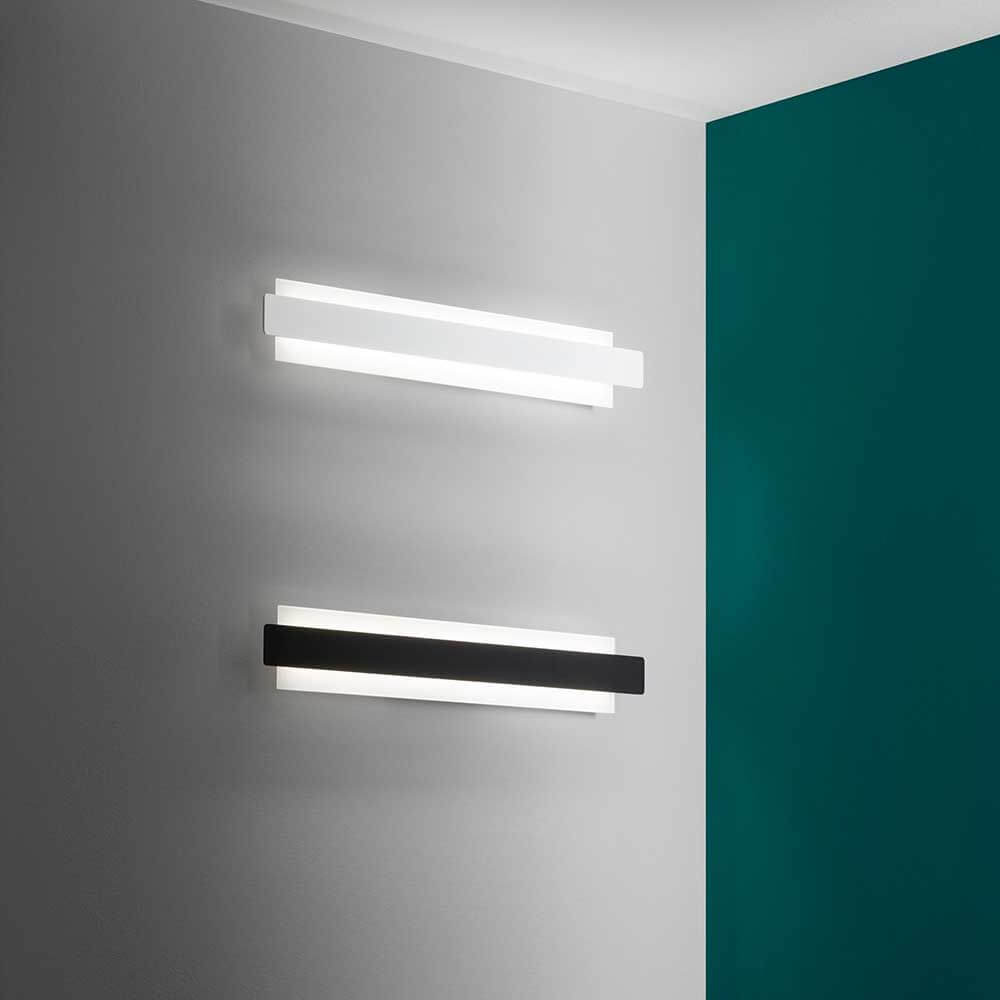 moderne LED Wandleuchte Regolo an Wand montiert, zwei Lichtleisten in modernem Design