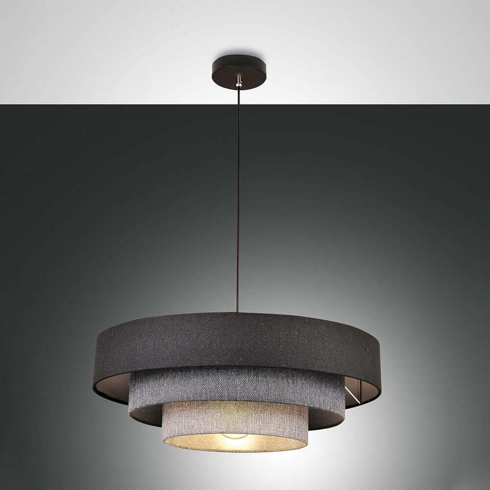 moderne Pendelleuchte Brava Schwarz in elegantem Schwarz mit stilvollem Design und sanfter Beleuchtung.