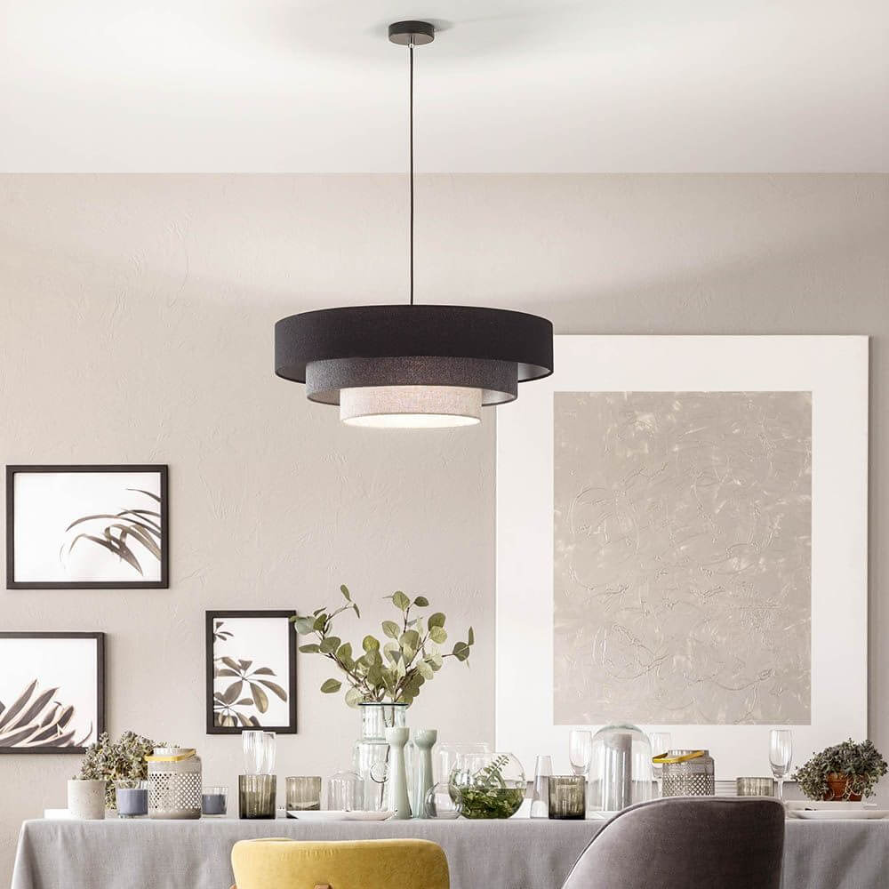Moderne Pendelleuchte Brava Schwarz über einem eleganten Esstisch im modernen Interieur.