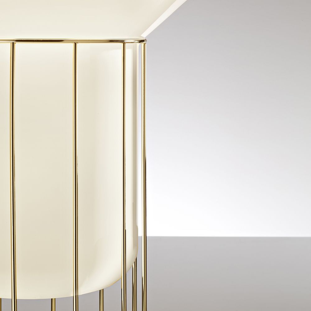 Detailansicht der Fabbian Aérostat Tischleuchte Ø 11cm mit glänzendem weißen Glas und goldfarbenem Rahmen.