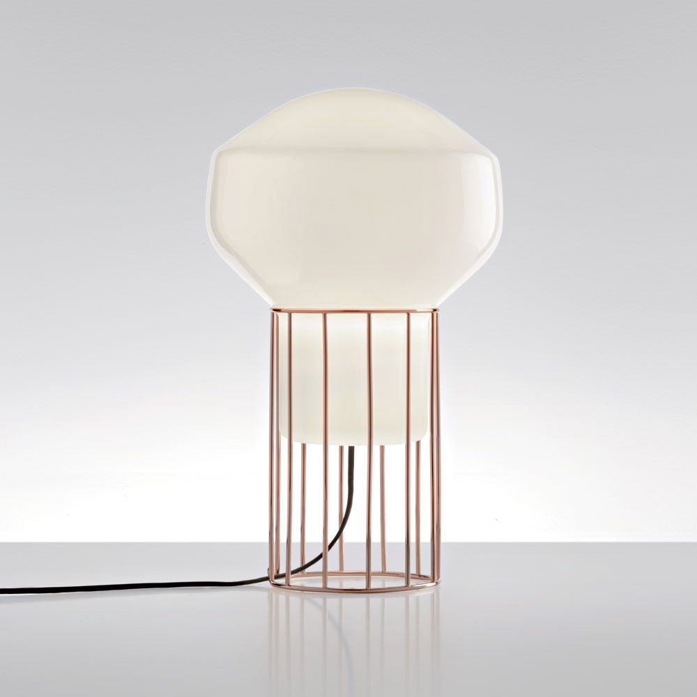 Fabbian Aérostat Tischleuchte Ø 11cm mit glänzend weißem Glasdiffusor und Rahmen aus dunkelgrauem und Messingmetall.