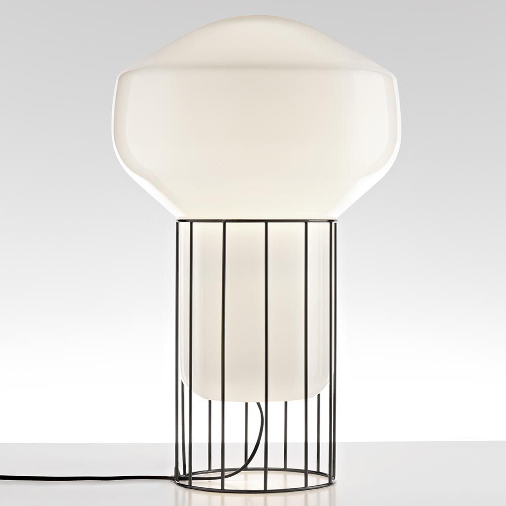 Fabbian Aérostat Tischleuchte Ø 16,7cm mit weißem Glasdiffusor und schwarzem Metallrahmen.