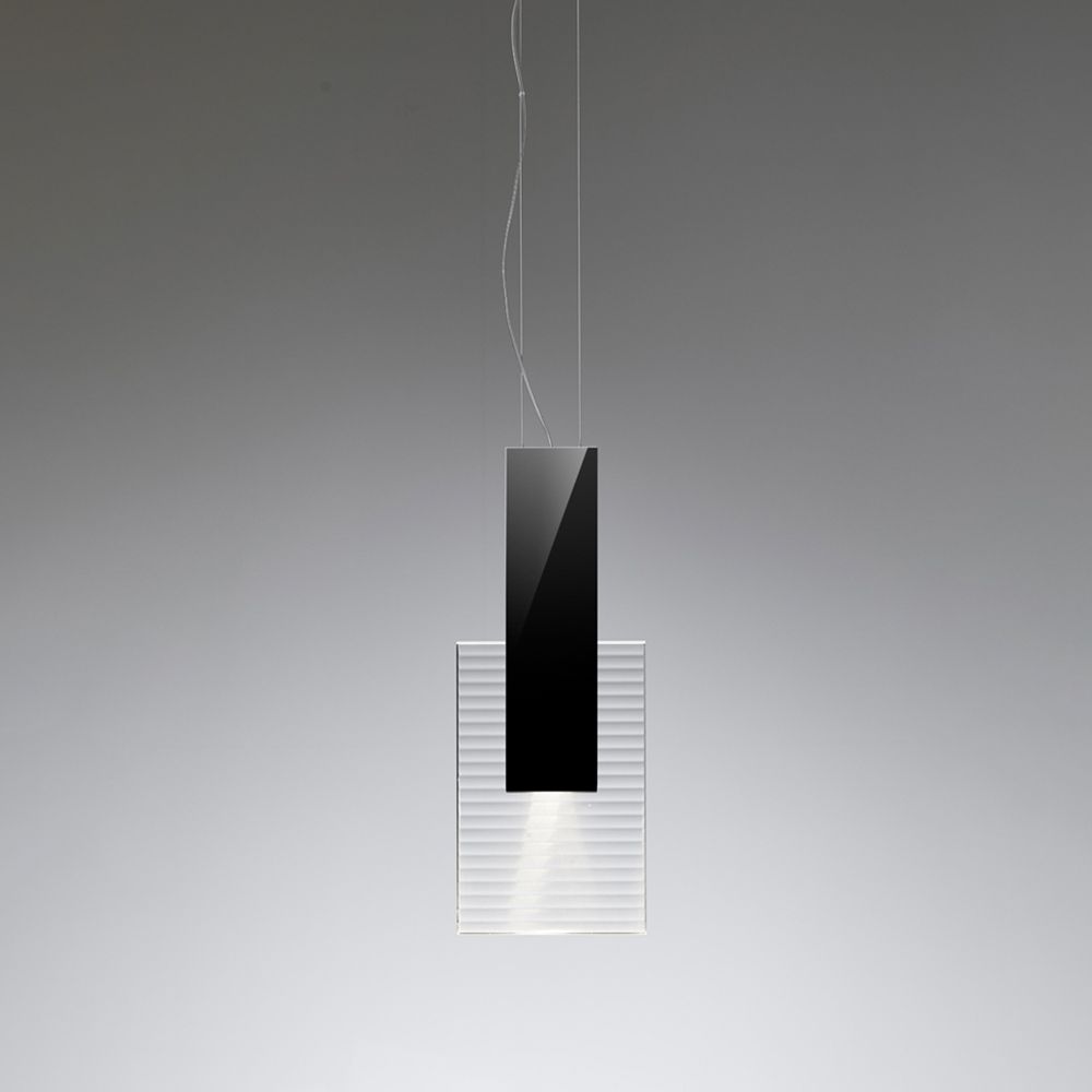 Fabbian Amulette LED-Hängeleuchte mit geripptem Glas und verzinktem Metallrahmen in Schwarz.