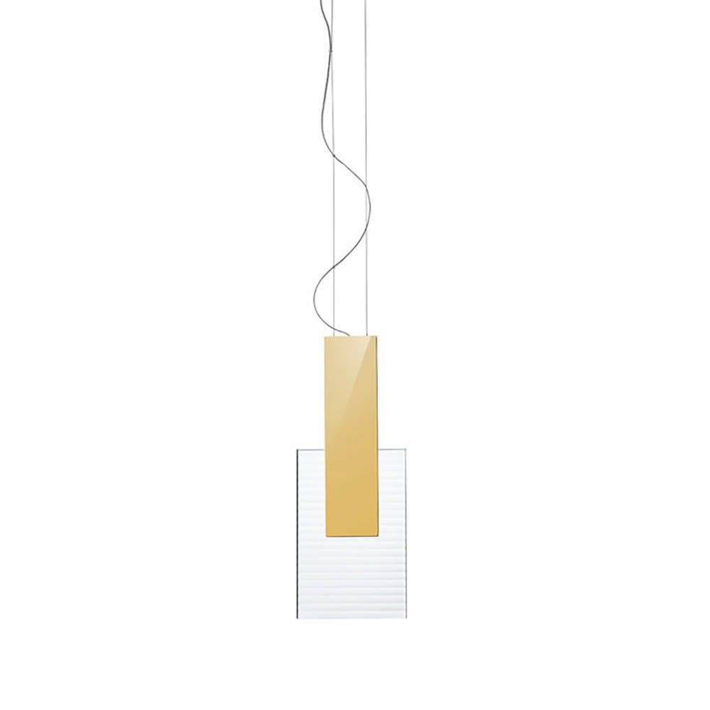 Fabbian Amulette LED-Hängeleuchte mit Diffusor aus geripptem Glas und glänzendem Goldrahmen.