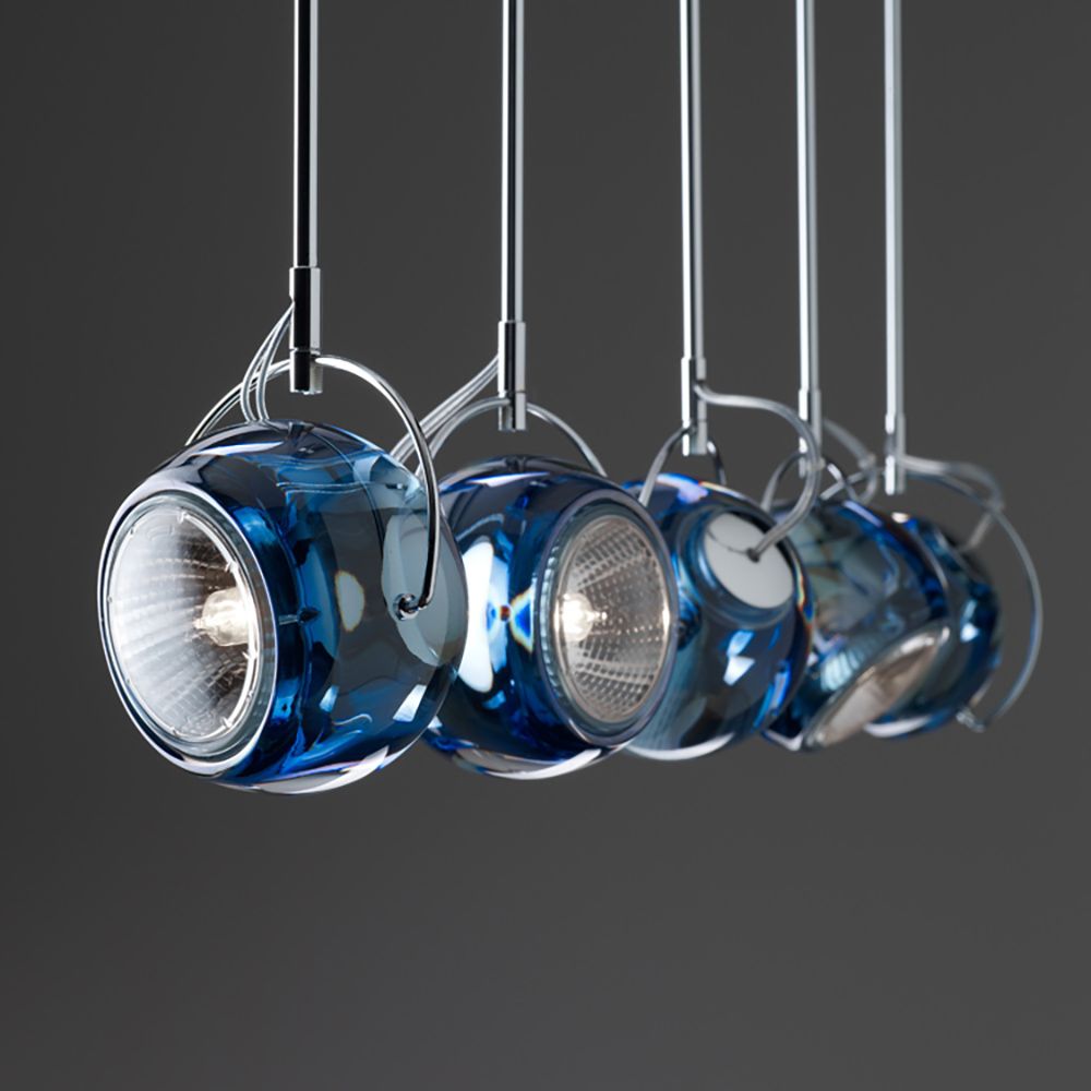 Fabbian Beluga Hängeleuchte in Blau mit modernem Design, ideal für Essbereich oder Gastronomie.