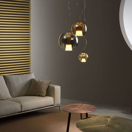 Fabbian Beluga Royal LED pendant light Ø20cm in an elegant living room with metallized surfaces and warm light reflections.
