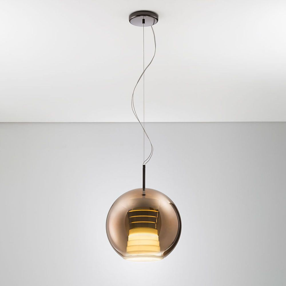 Fabbian Beluga Royal LED-Pendelleuchte Ø30cm in elegantem, reflektierendem Design, ideal für Wohnzimmer und öffentliche Räume.