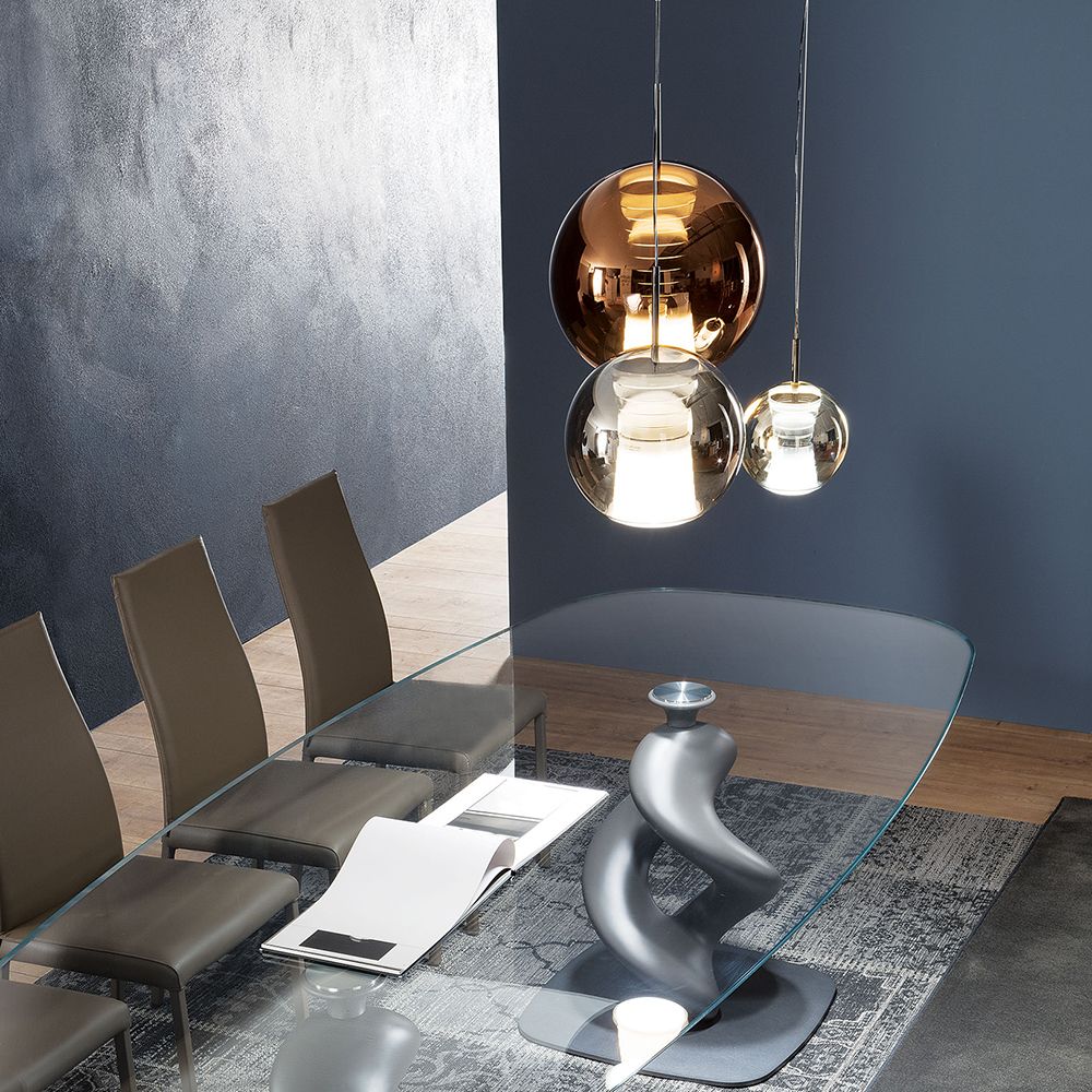 Fabbian Beluga Royal LED-Pendelleuchte Ø30cm über einem eleganten Esstisch in einem modernen Raum.