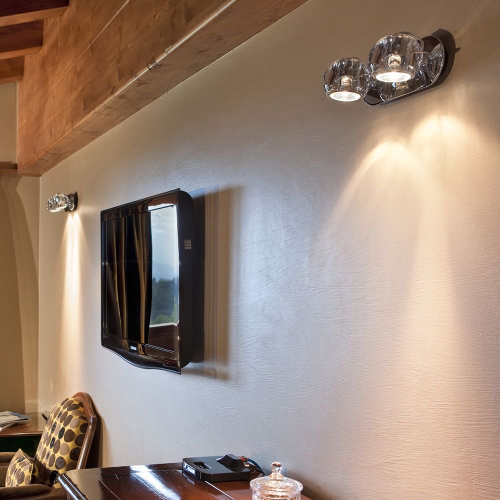 Fabbian Beluga Wand- & Deckenlampe 2-flammig an Wand mit klarem Kristall-Diffusor und modernem Design.