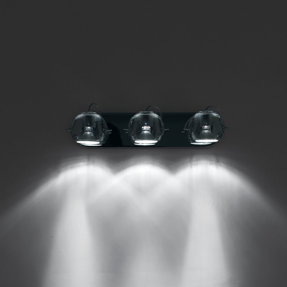 Fabbian Beluga Wand- & Deckenlampe 3-flammig mit klarem Kristall-Diffusor und charmantem Licht.