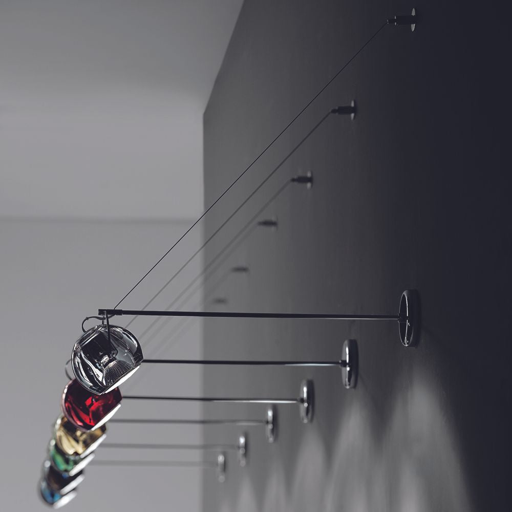 Fabbian Beluga Wandleuchte 45cm mit Kristalldiffusor in verschiedenen Farben an der Wand montiert